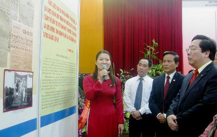 Các đại biểu tham quan triển lãm.